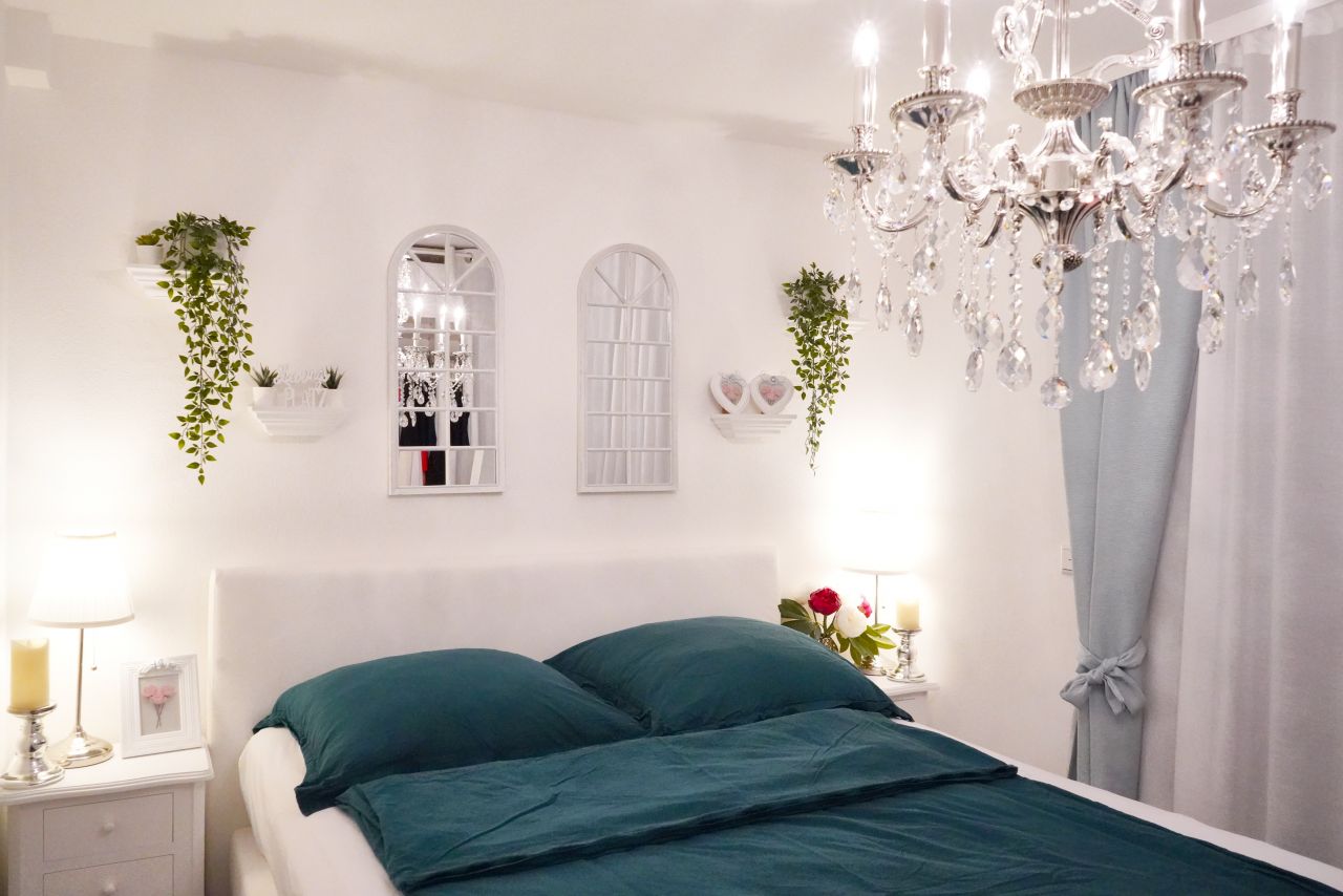 Schlafzimmer mit Einbauschrank und Boxspringbett Schlafzimmer mit Einbauschrank und Boxspringbett