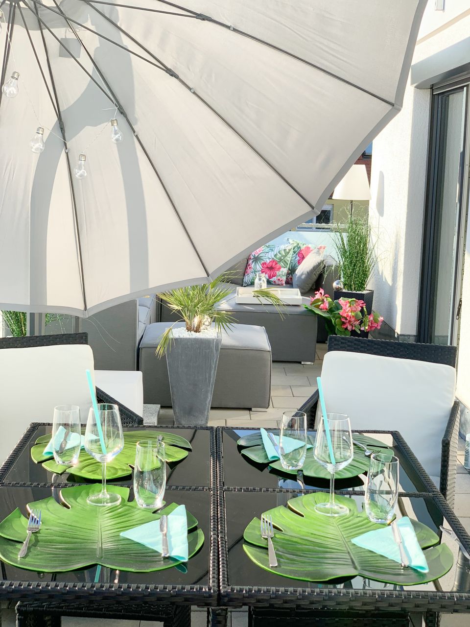 Rattan-Tisch mit Stühlen und Sitzpolster Rattan-Tisch mit Stühlen und Sitzpolster