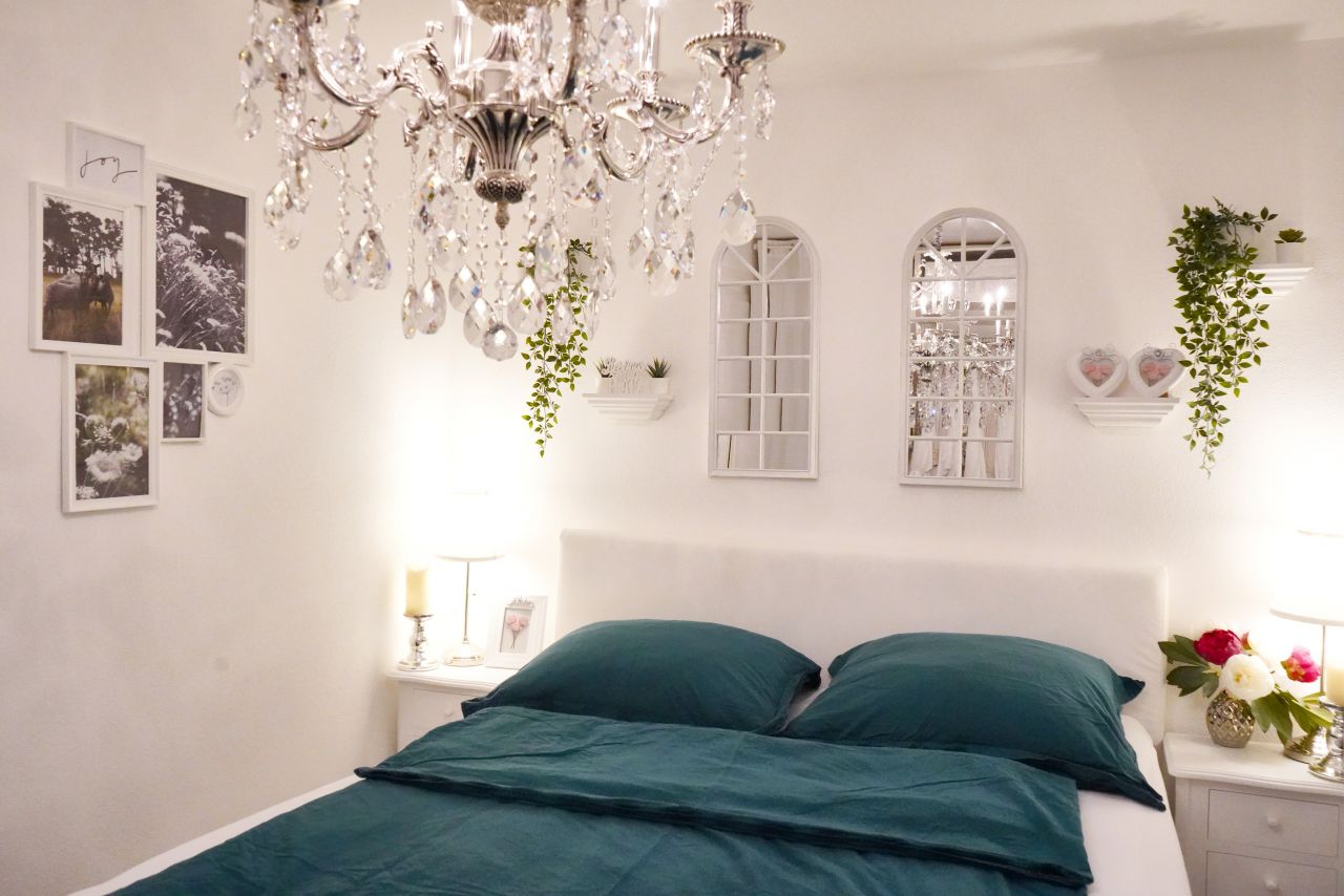 Schlafzimmer mit Zugang zur Ostterrasse Schlafzimmer mit Zugang zur Ostterrasse