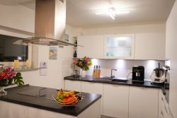 Einbauküche mit integrierter LED-Beleuchtung Einbauküche mit integrierter LED-Beleuchtung