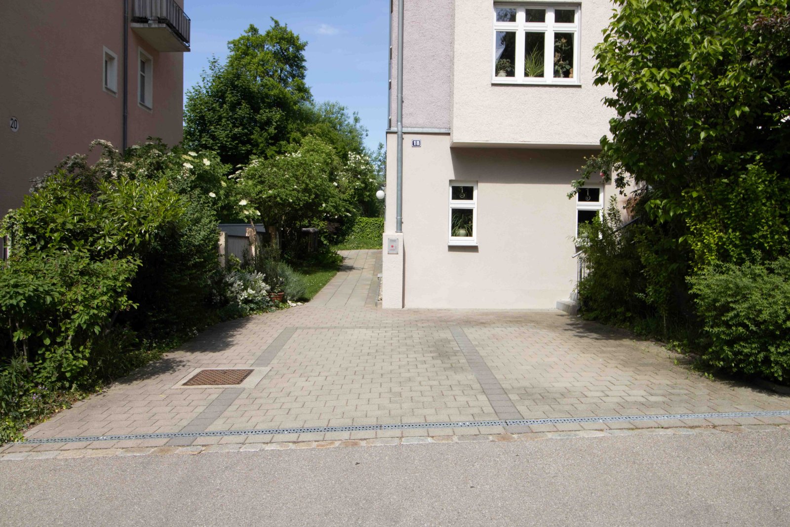 PKW-Stellplatz vor dem Haus PKW-Stellplatz vor dem Haus