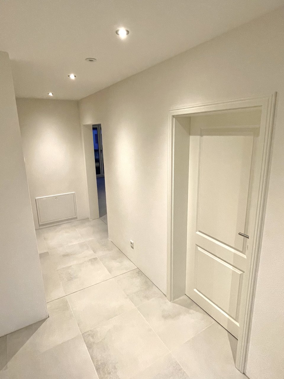 Eingangsbereich mit LED-Einbaustrahler und Bewegungsmelder Eingangsbereich mit LED-Einbaustrahler und Bewegungsmelder