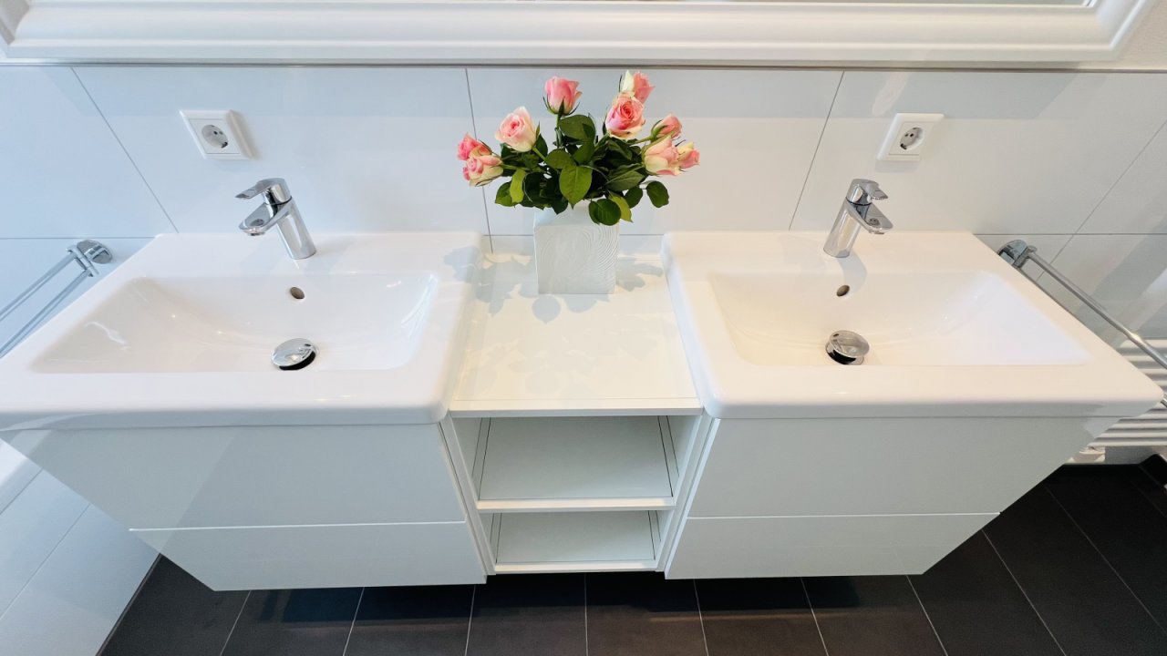 Doppelwaschbecken mit Ablagemöglichkeiten Doppelwaschbecken mit Ablagemöglichkeiten
