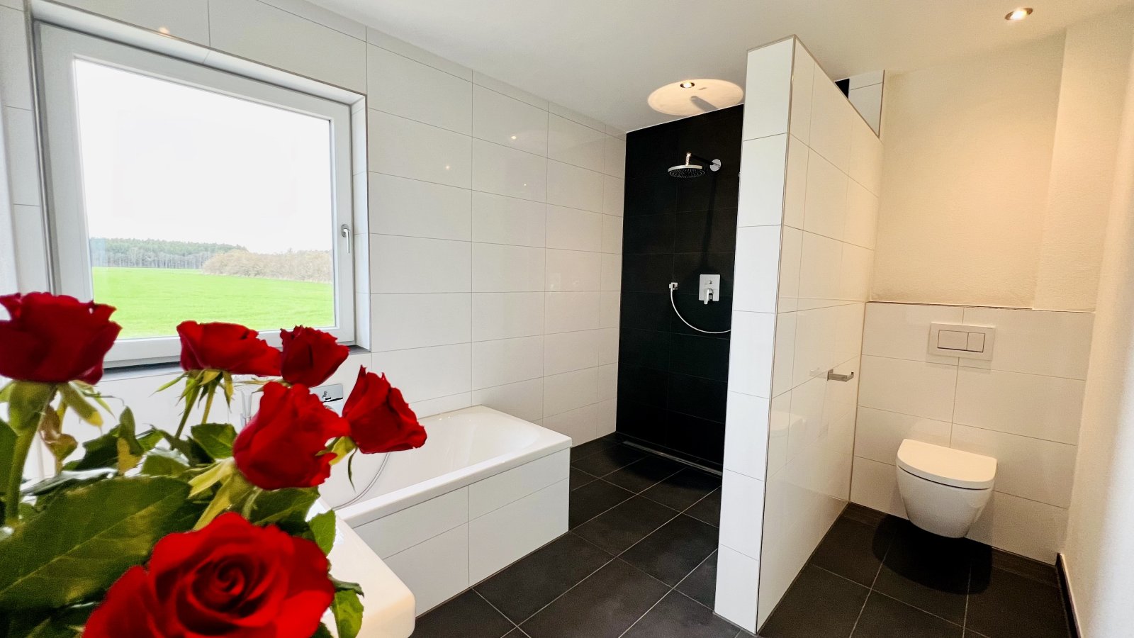Wellnessbad mit Regenfalldusche Wellnessbad mit Regenfalldusche