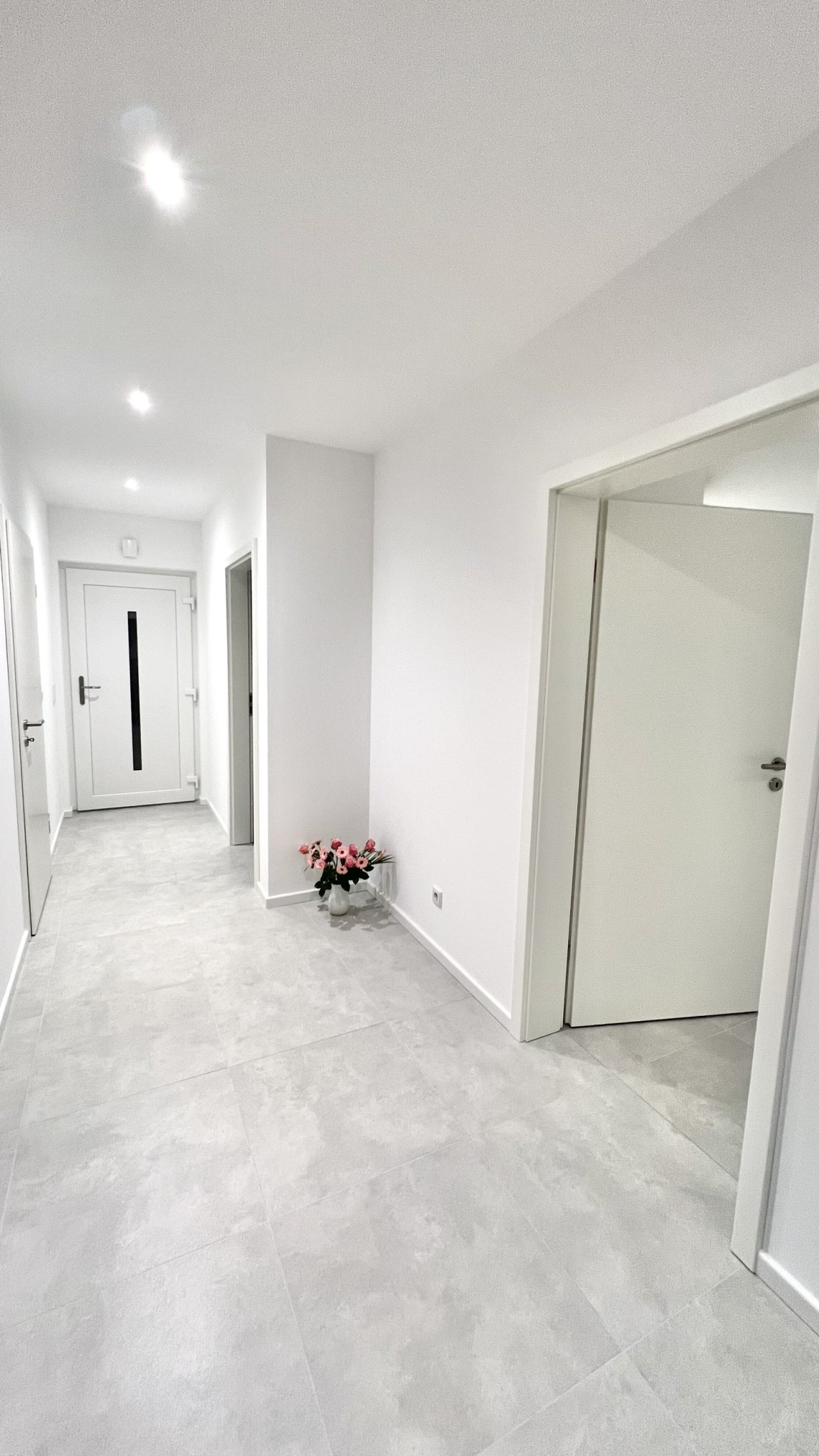Eingangsbereich mit Platz für Garderobe Eingangsbereich mit Platz für Garderobe