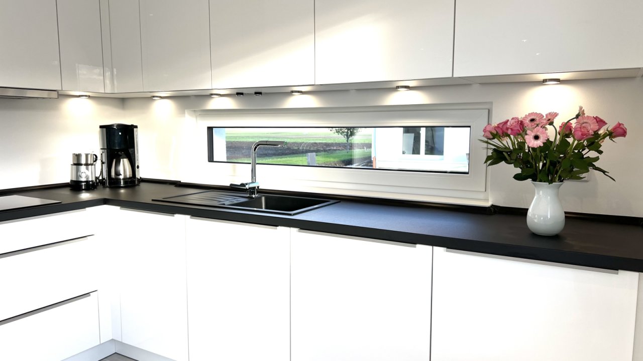 Elegante Einbauküche mit LED-Beleuchtung Elegante Einbauküche mit LED-Beleuchtung