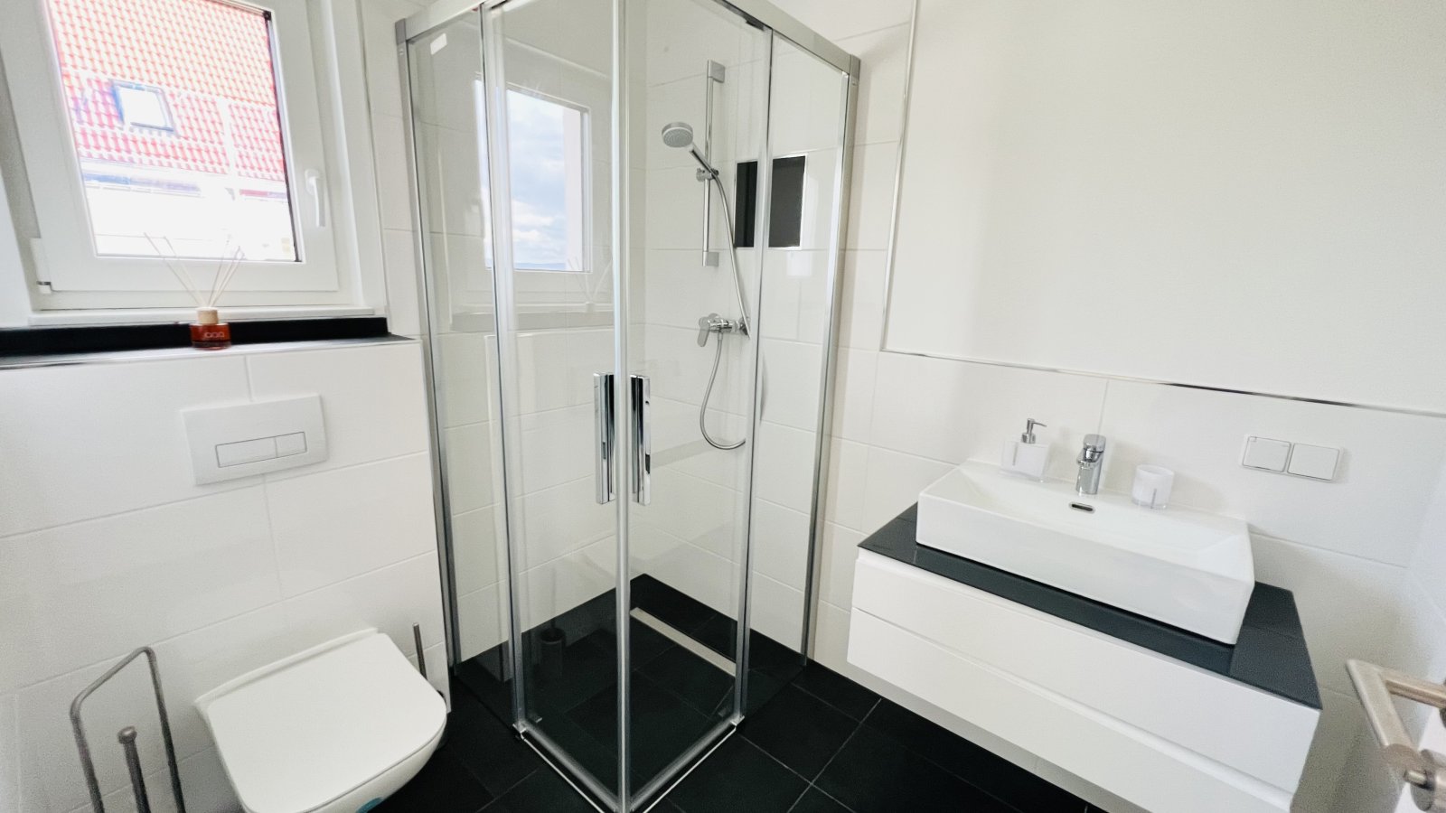 Gästebad mit bodengleicher Dusche und eleganten Einbaumöbeln Gästebad mit bodengleicher Dusche und eleganten Einbaumöbeln