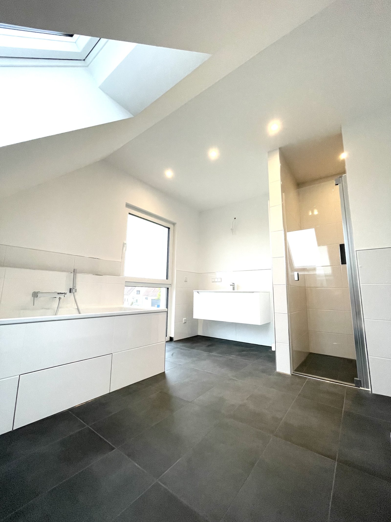 Wellnessbad mit Wanne, Regenfallsdusche und LED-Beleuchtung Wellnessbad mit Wanne, Regenfallsdusche und LED-Beleuchtung