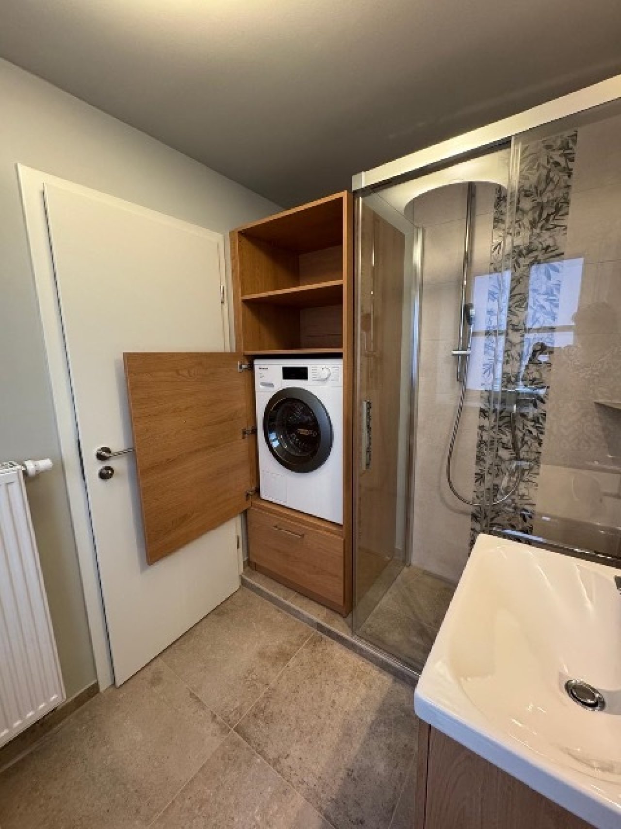 Waschmaschine im Bad in elegantem Einbauschrank Waschmaschine im Bad in elegantem Einbauschrank