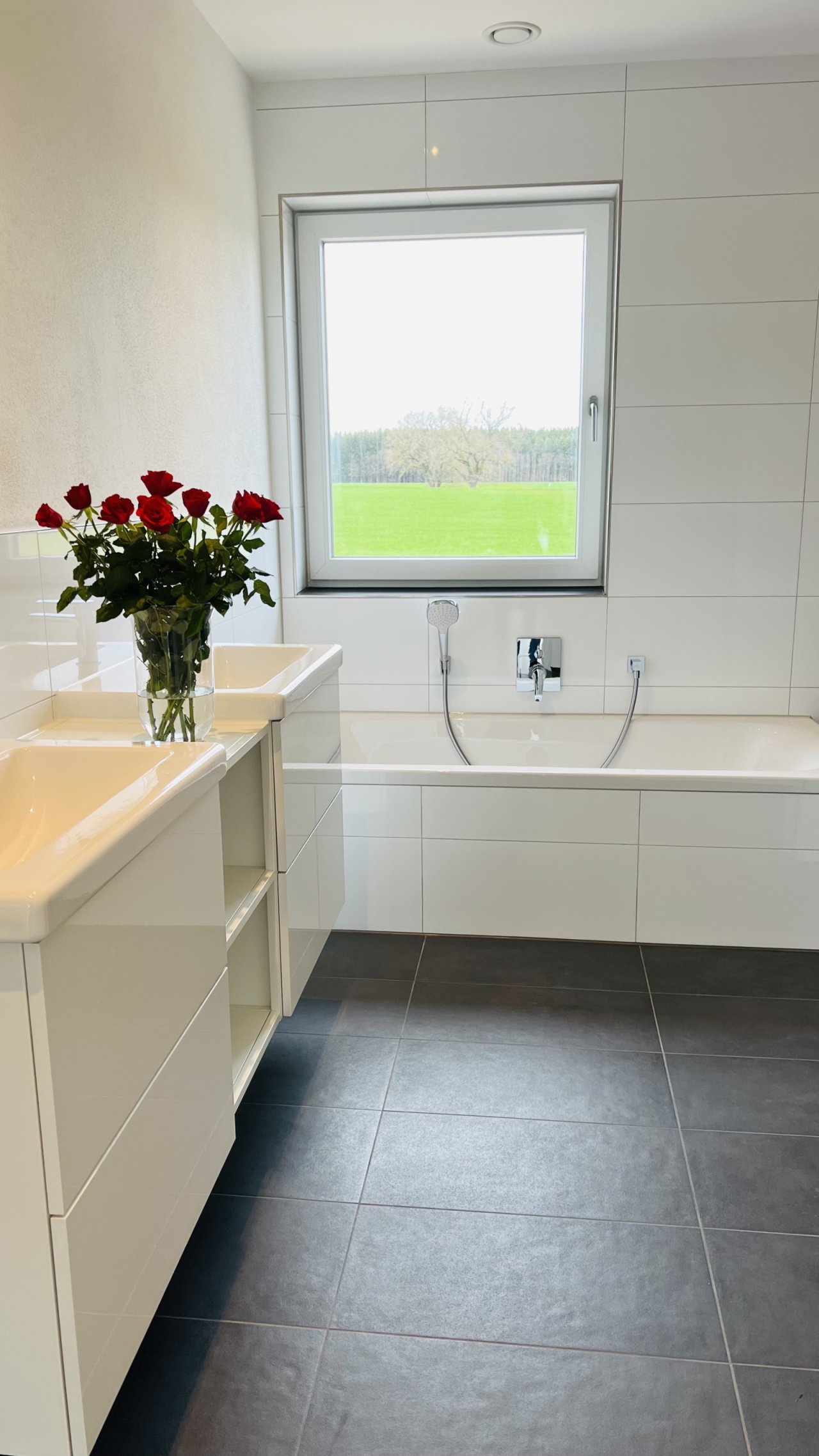 Waldblick auch beim Baden und Entspannen