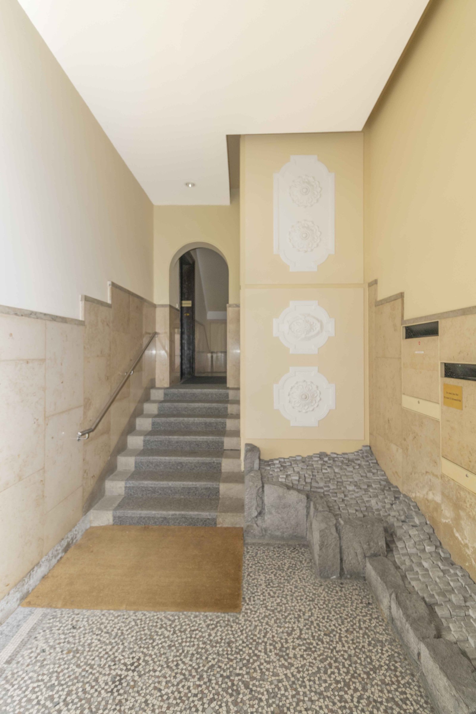 Eingangsbereich mit Terrazzoboden und schönen Ornamenten Eingangsbereich mit Terrazzoboden und schönen Ornamenten