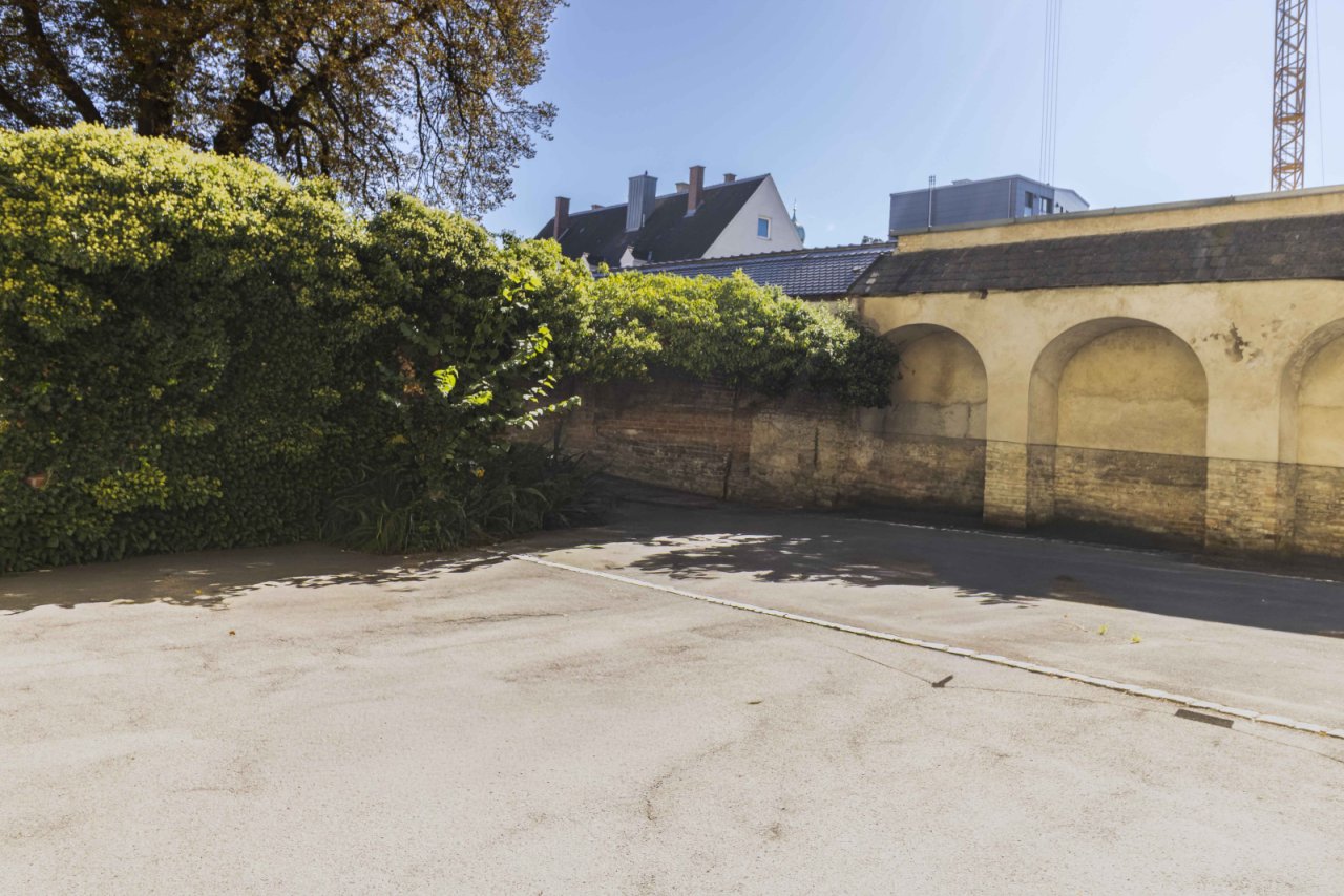 Parkplatz im Innenhof / Ein Freiplatz gehört zur Wohnung