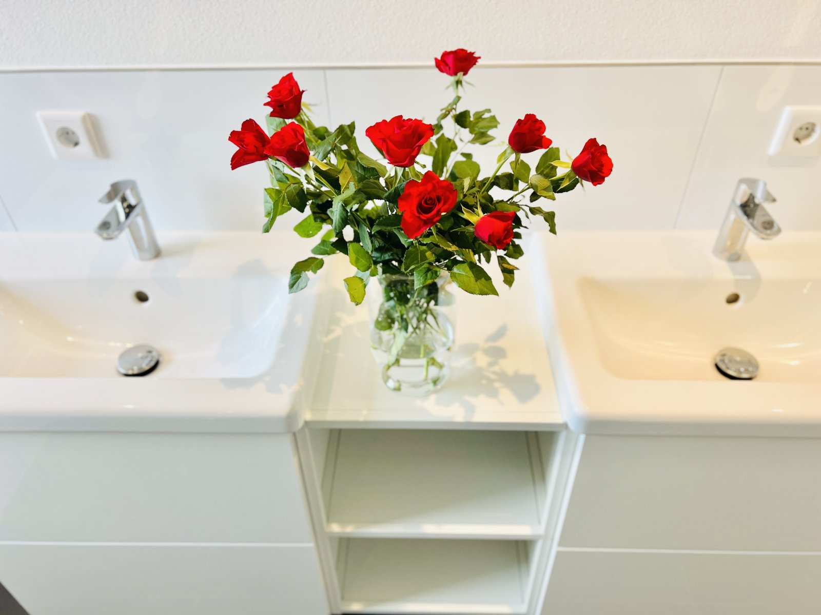 Doppelwaschbecken mit ausreichend Steckdosen