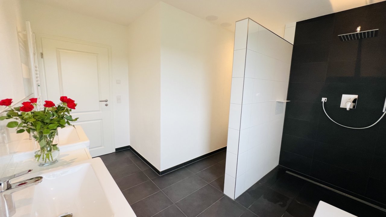 Wellness-Bereich mit Regenfalldusche