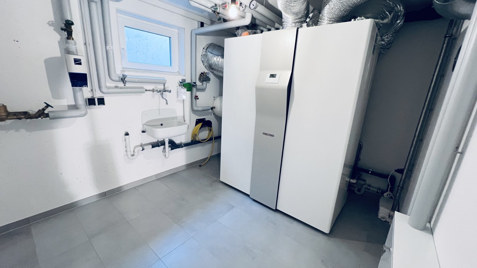 Technikraum mit Ausgusswaschbecken