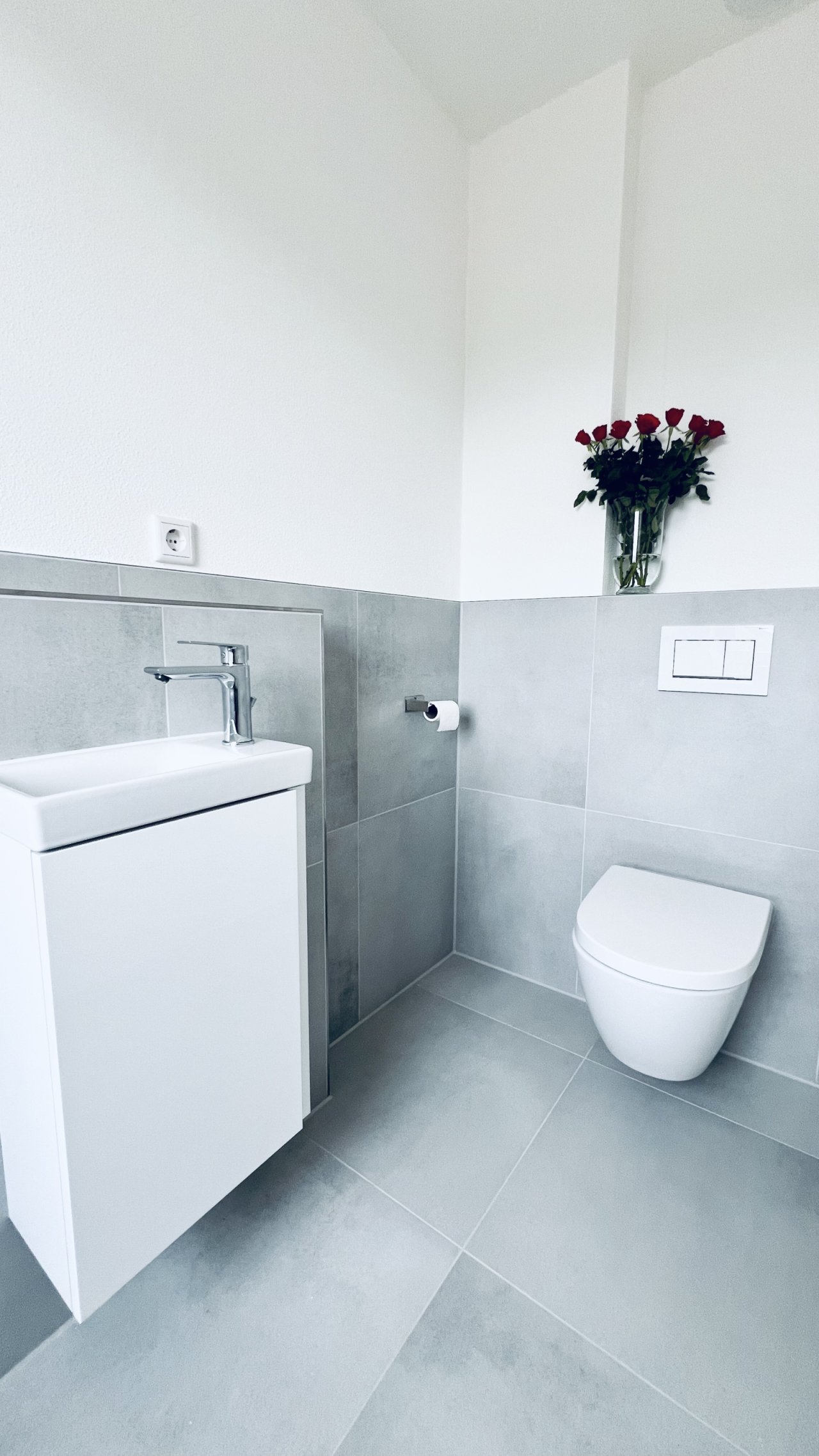 WC mit elegantem Waschbeckenschränkchen