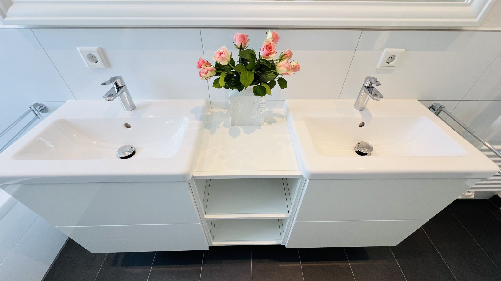 Doppelwaschbecken mit Ablagemöglichkeiten