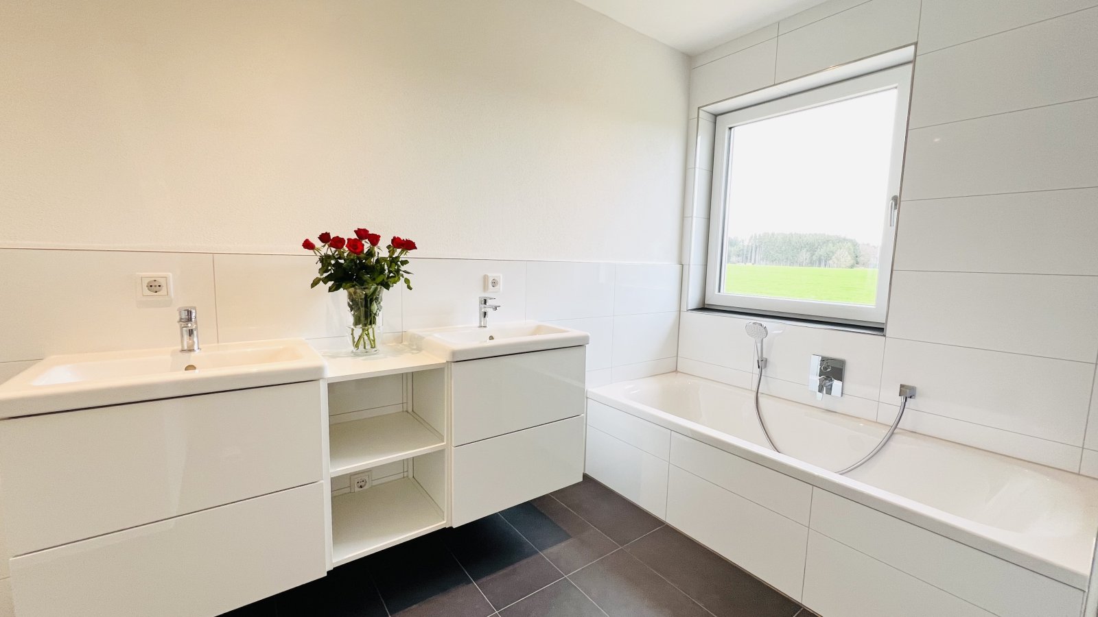 Wellnesswanne mit Blick ins Grüne