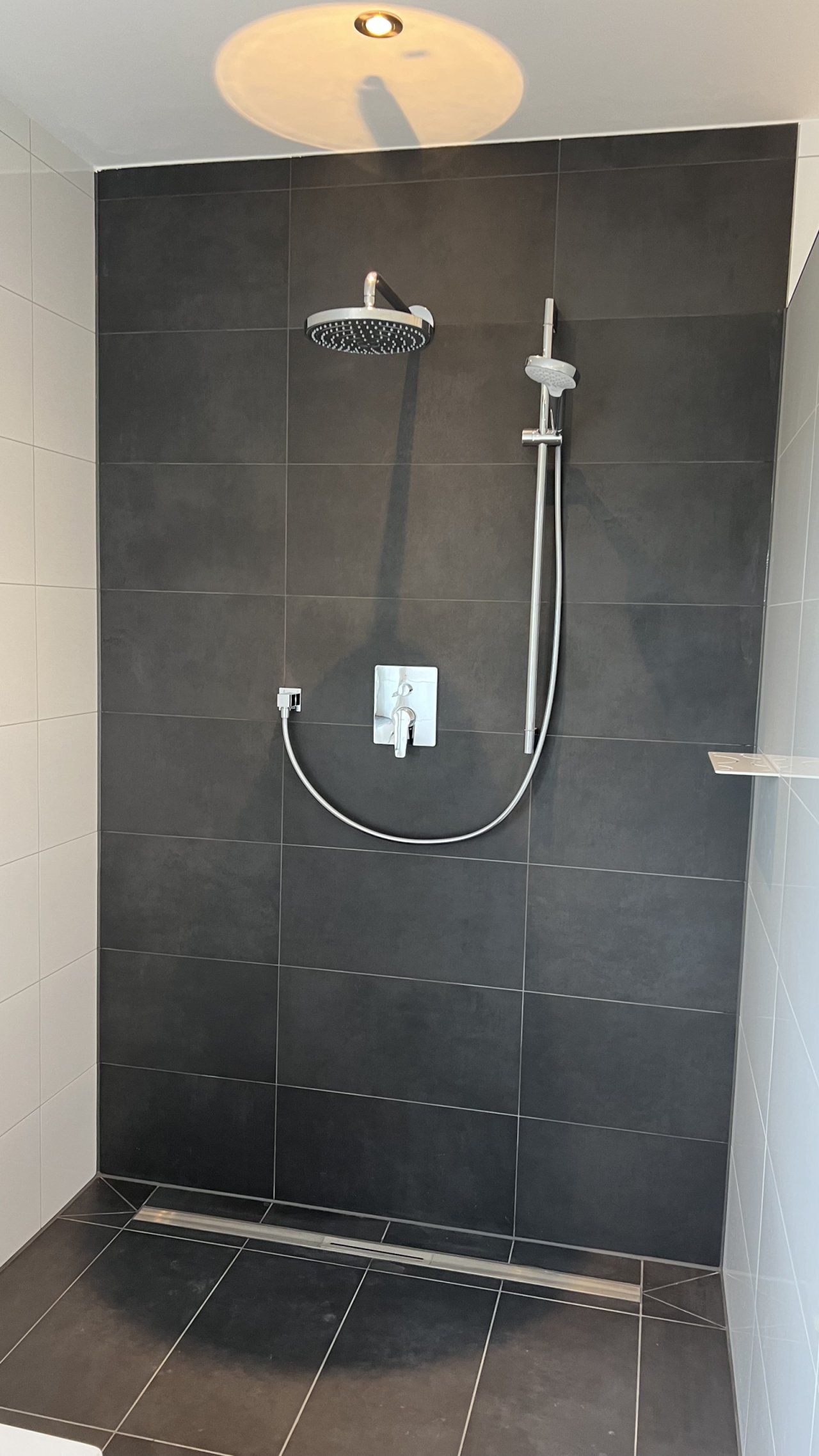 Regenfalldusche und höhenverstellbarer Duschstange