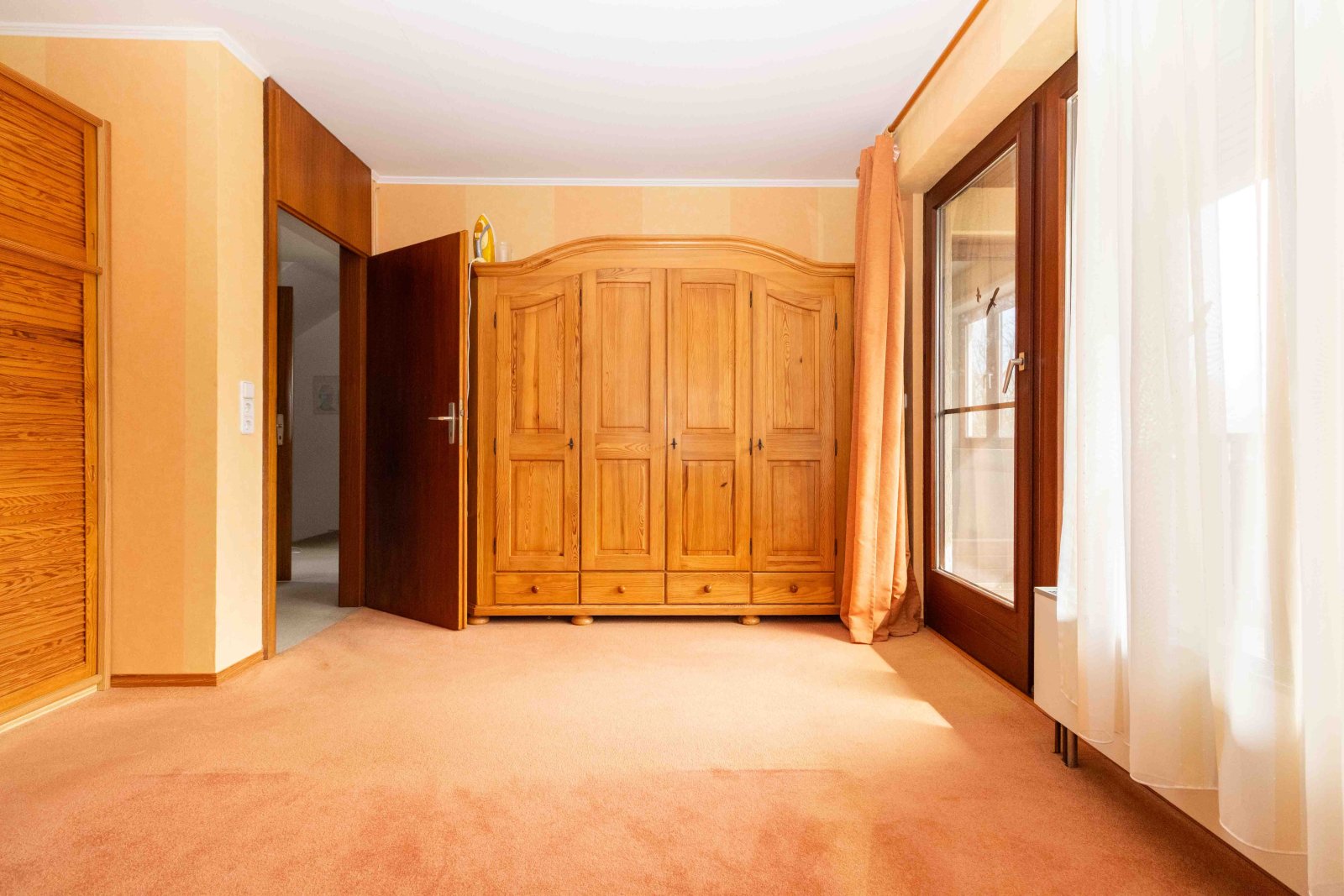 Schlafzimmer im 1.OG mit Balkonzugang süd-östliche Ausrichtung Schlafzimmer im 1.OG mit Balkonzugang süd-östliche Ausrichtung