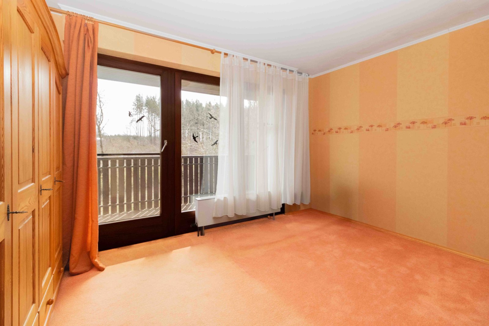 Schlafzimmer im 1.OG mit Balkonzugang süd-östliche Ausrichtung Schlafzimmer im 1.OG mit Balkonzugang süd-östliche Ausrichtung