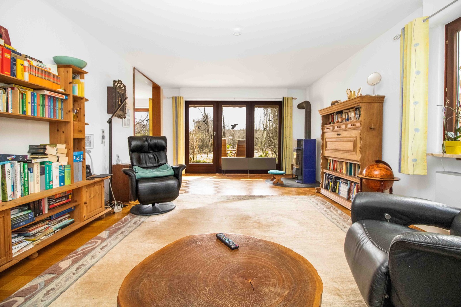 Wohnzimmer mit Blick Richtung Terrasse und Garten Wohnzimmer mit Blick Richtung Terrasse und Garten