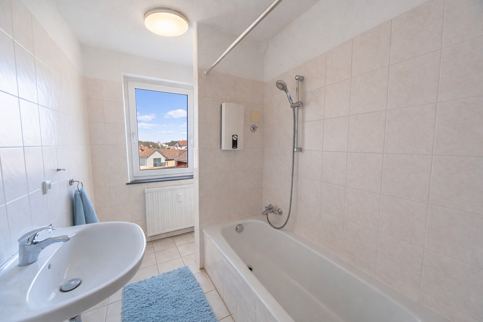 Bad mit Fenster, Wanne und WC